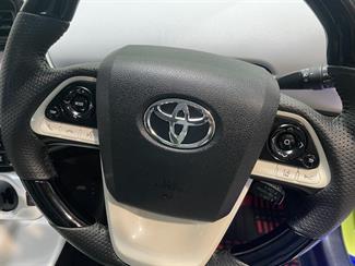 2016 Toyota PRIUS - Thumbnail